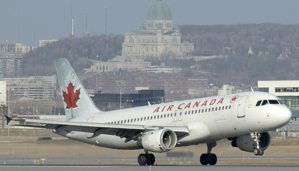 Aereo della compagnia Air Canada che atterra all'Aeroporto Trudeau di Montreal