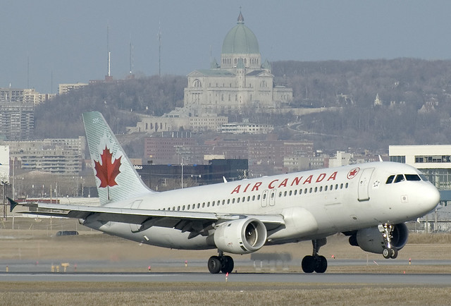 Aereo della compagnia Air Canada che atterra all'Aeroporto Trudeau di Montreal