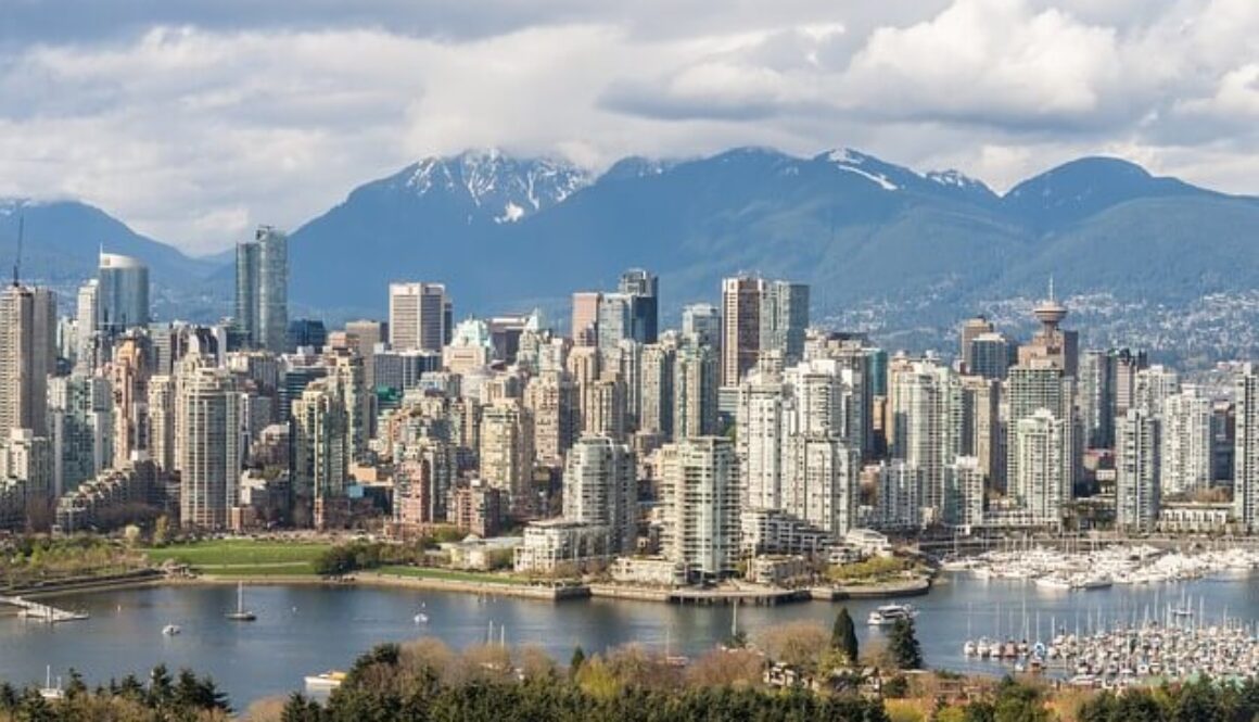 Vista di Vancouver BC con le montagne sullo sfondo