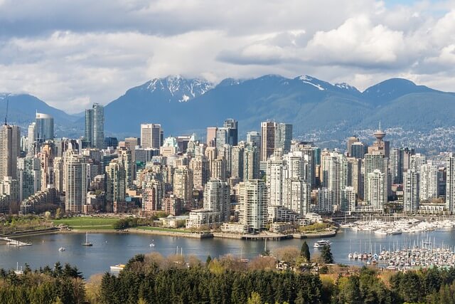 Vista di Vancouver BC con le montagne sullo sfondo